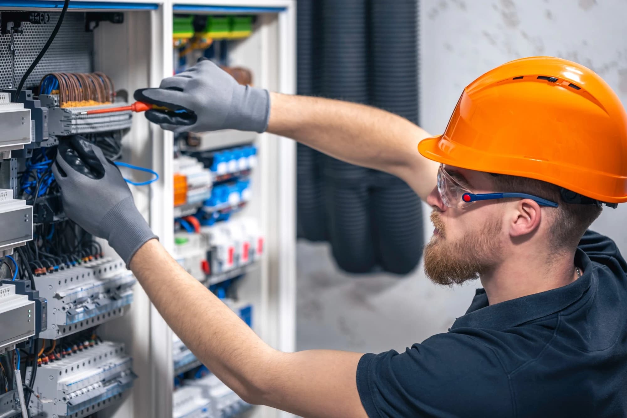 electrician fixing circuit